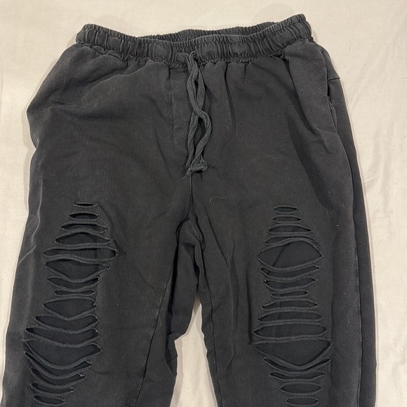 Twenty5A Black ripped and distressed joggers with pocket in back - Picture 3 of 4